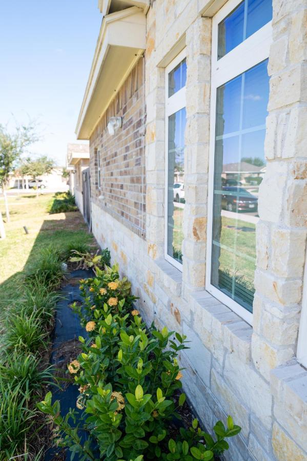 Fabulous King Size Bed In A Gated Neighborhood! Apartment Edinburg Luaran gambar